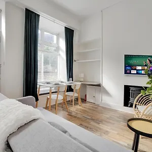  Apartment Centre 2 Bedroom Main Door United Kingdom