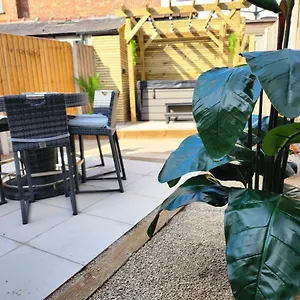 Holiday home Xxhot Tubxx 4bed Semi, Sleeps 8, 2 Bathrooms, Blackpool